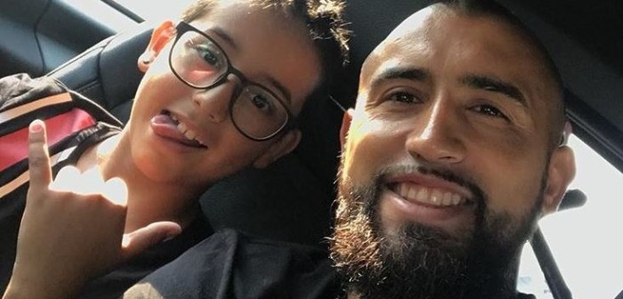 Reconocidos futbolistas piden votar por hijo de Arturo Vidal como 'Mejor youtuber'