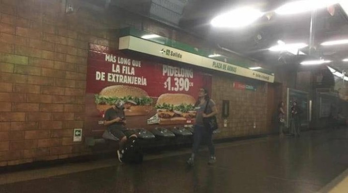 Polémica en el metro por publicidad de Burger King que aludía a la migración: fue retirada