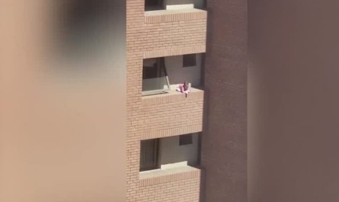 Captan el angustiante momento en que niña estuvo a punto de caer de un edificio en Reñaca
