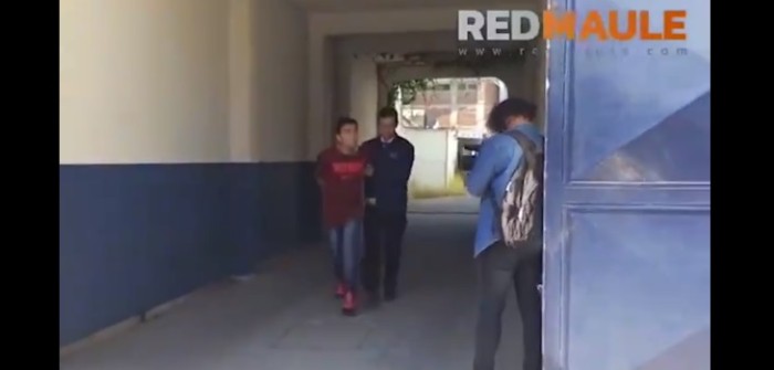 Detenido en Talca insultó y lanzó escupo a la prensa: recibió fuerte patada de camarógrafo