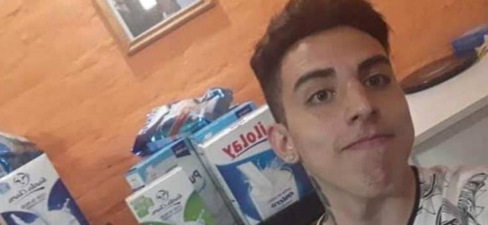 El noble gesto que convirtió a estilista en viral: corta el pelo a cambio de cajas de leche