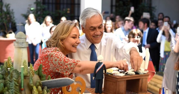 Hasta reventó una piñata: la gran sorpresa que recibió Presidente Piñera por su cumpleaños