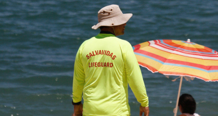 Salvavidas de 51 años murió rescatando a 4 personas: bañistas fueron multados