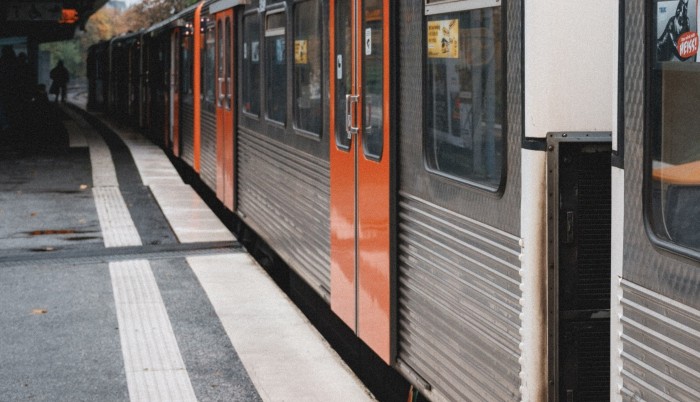 Un milagro en India: cae niña de 1 año a las vías del tren en movimiento y salva ilesa