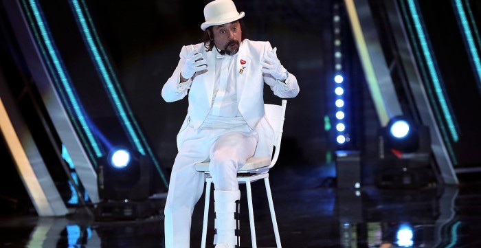 Bombo Fica llegó en silla de ruedas a la Teletón: sufrió rotura de tendón de Aquiles