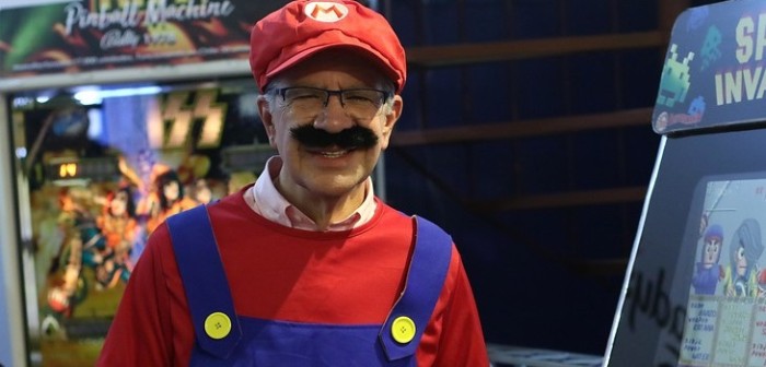 Joaquín Lavín la rompe en redes tras aparecer disfrazado de Mario Bros en plena Gamertón
