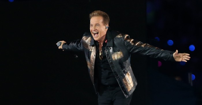 Emmanuel sufrió accidente con su pantalón en cierre de Teletón: no pasó desapercibido