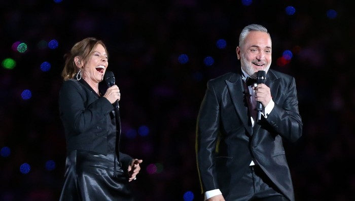 El coqueto beso que marcó rencuentro de Lucho Jara y Kathy Salosny en cierre de la Teletón