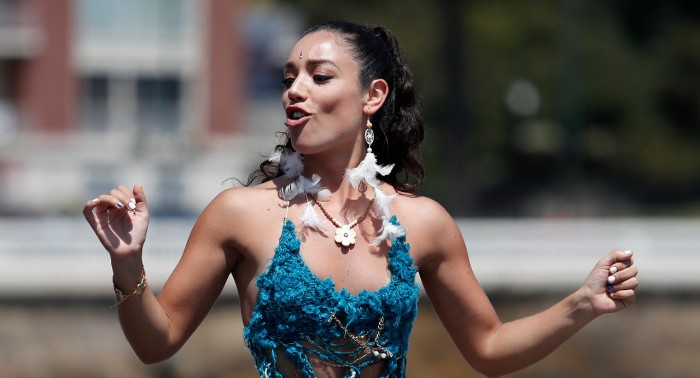 En su estilo: “Astrid con sentimiento” cantó en Teletón y usó vestido que ella misma tejió