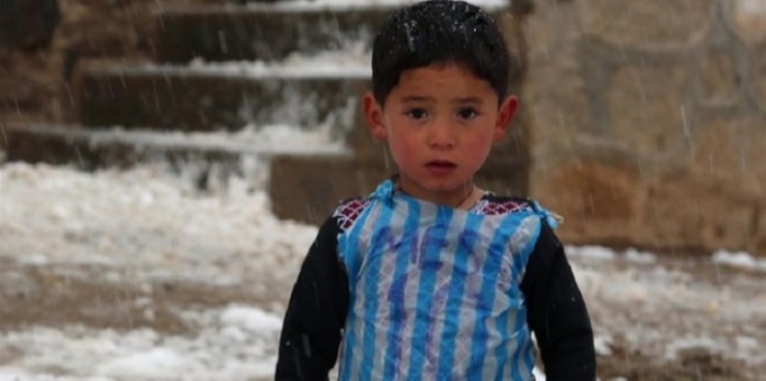 El difícil presente de Murtaza, el niño afgano que vistió camiseta de Messi hecha de bolsa