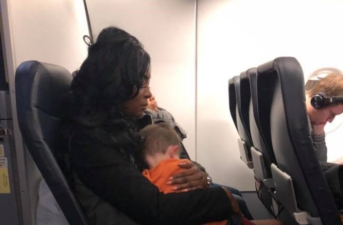 Su hijo no paraba de llorar: historia de mujer que socorrió a madre en avión se hizo viral
