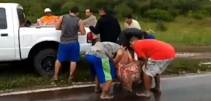 Argentinos robaron carne de camión volcado y terminaron en el hospital