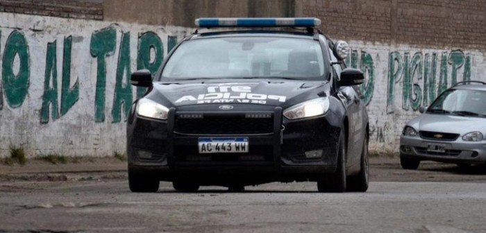 No se aguantaron: pareja de policías fue sorprendida intimando en patrulla a plena luz del día