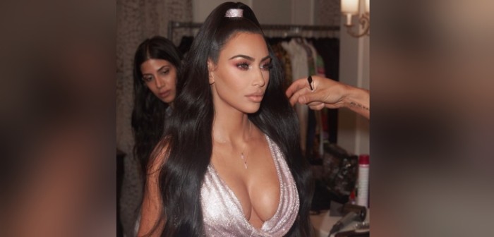 Kim Kardashian explicó sencilla rutina de maquillaje que puedes replicar esta Navidad