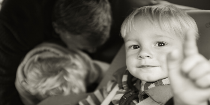 Pareja viajó 16 horas en auto con 2 niños en maletero: dos perros ocupaban los asientos