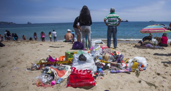 No querrás botar más basura: multas por ensuciar playas, ríos o parques llegan a $200 mil