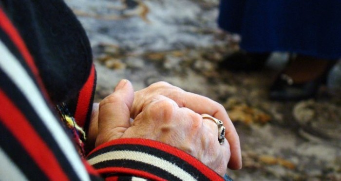 Abuelitas sufrieron robo de dinero y anillo de matrimonio en hogar: cuidadora confesó delito