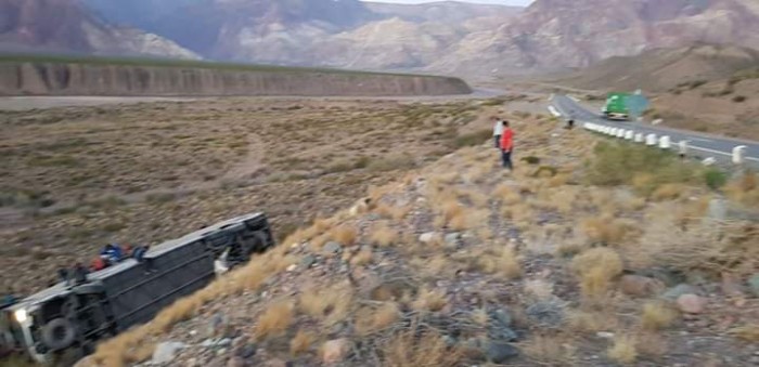 Tragedia en ruta hacia Mendoza: dos menores y una mujer mueren al desbarrancar bus chileno