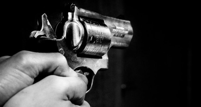 Joven de 14 años intentó pedir ayuda para su papá tras ataque de su mamá: ella la mató de un disparo