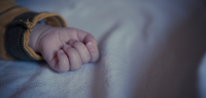 Niña de 1 año murió tras corte en su abdomen: padres aseguraron que cayó sobre cuchillo