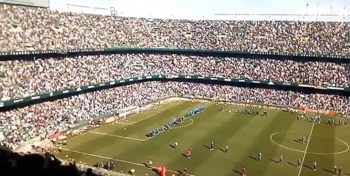 Lluvia de peluches se tomó estadio del Betis: los pidieron para ayudar a niños de escasos recursos