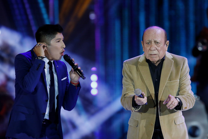 ¿Faltó ensayo? La desprolija presentación de Juan Ángel y Buddy Richard en Teletón