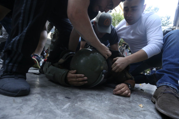 Resultado de imagen para Video captÃ³ golpiza que dejÃ³ inconsciente a carabinero tras manifestaciÃ³n por muerte de Catrillanca