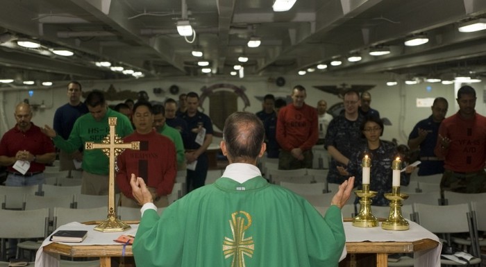 Cura arruinó funeral de joven que se había suicidado: lo juzgó en plena misa