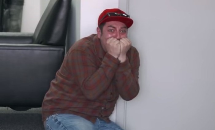 De dormir en un auto a ser millonario: la eufórica reacción de un joven al enterarse que ganó premio