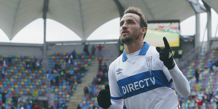 'Chapatos': Fuenzalida sorprendió en festejo de la UC con zapatos diseñados por él