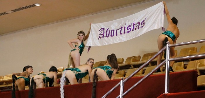 'Yeguada latinoamericana': grupo feminista irrumpe en Cámara Baja con performance nudista