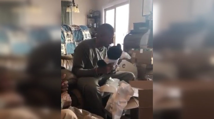 Hijas le regalaron a su papá peluche con mensaje de voz de su madre fallecida y esta fue su reacción