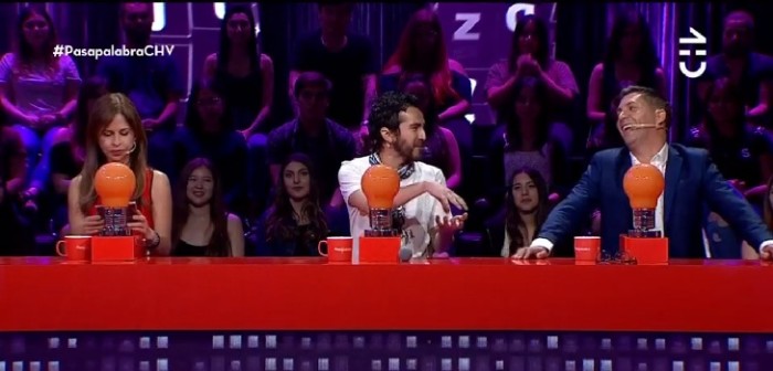 Alan González de Pasapalabra agradeció desempeño de Karina Álvarez con disco de su autoría