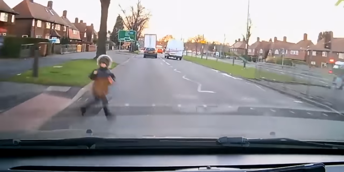 Escalofriante video muestra cómo niño fue atropellado por auto y rozado por otro en Inglaterra