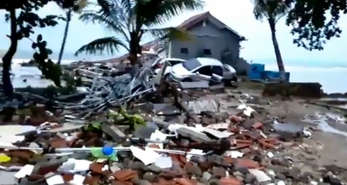 Aumenta a 222 el número de víctimas fatales y más de 800 los heridos tras el tsunami en Indonesia