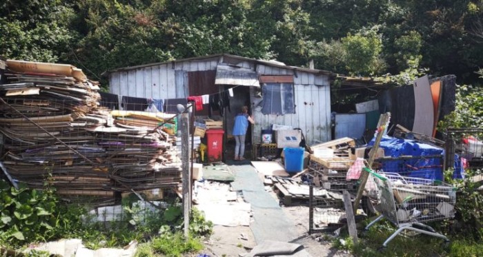 Adulto mayor de 80 años vive en precarias condiciones: vende ajos para sobrevivir