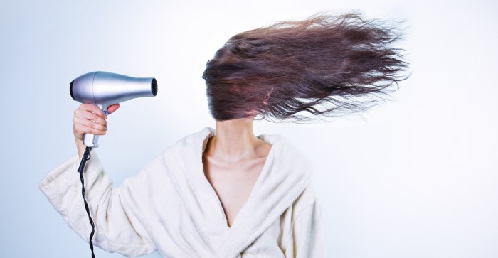 No te resfríes y ahorra tiempo en las mañanas: 4 trucos para secar más rápido el cabello