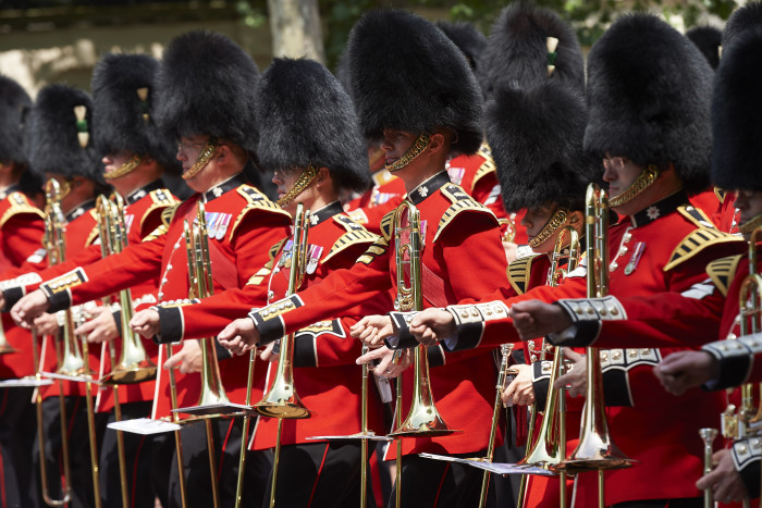 Magnífico: guardias del Palacio de Buckingham sorprenden con homenaje a Queen