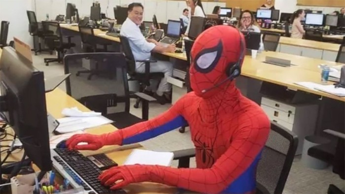 Último día nadie se enoja: hombre renunció a su trabajo y quiso despedirse vestido de Spiderman