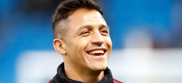 Alexis Sánchez derrochó elegancia en evento benéfico del Manchester United