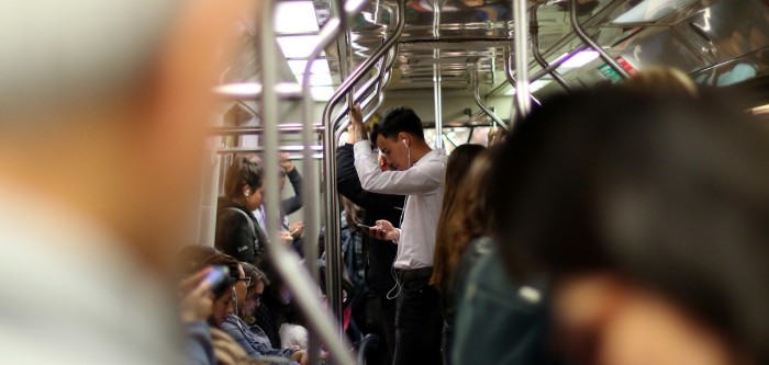 Foto viral de hombre usando asiento preferencial de Metro con bebé de juguete genera dudas en redes