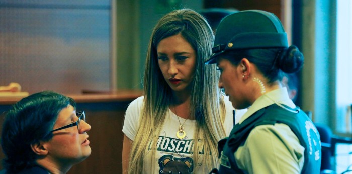 Nicole Moreno y su amable gesto con camarógrafo que se cayó durante caos en juzgado: le dio su mano