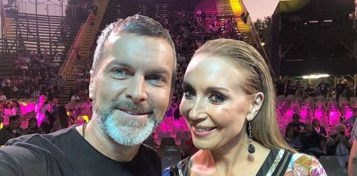 Karen sorprende en la segunda noche del Festival del Huaso de Olmué con ajustado vestido metalizado