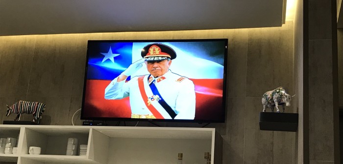 Pasajeros denuncian a salón VIP de aeropuerto de Punta Arenas por exhibir imágenes de Pinochet