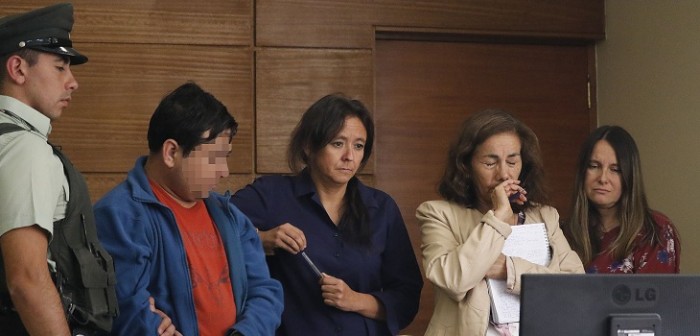 Esposa de marino acusado de violar a su hija de 7 años relató cómo se dio cuenta del hecho