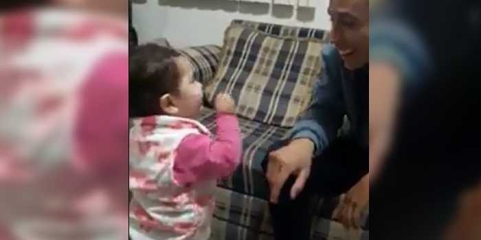 Niña de dos años enternece en redes al intentar comunicarse por lengua de señas con su padre sordo