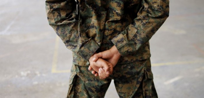 Cabo del Ejército fue detenido tras ser sorprendido golpeando a su pareja en la calle