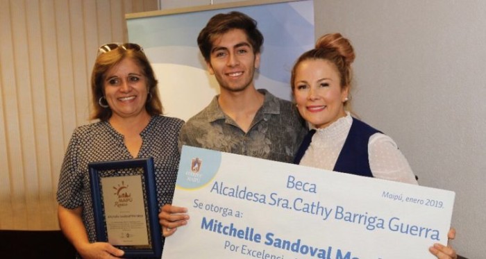 Solo durante su mandato: Cathy Barriga entregó beca con su nombre a puntajes nacionales de Maipú