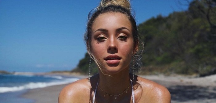 Modelo quería lucirse con baño sexy en la ducha y solo obtuvo un fuerte dolor de cabeza