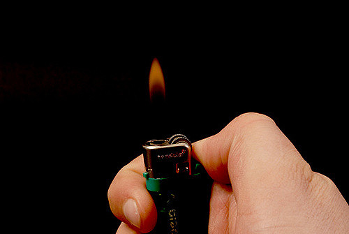 Gemelos de 4 años causaron incendio al jugar con encendedor: graves lesiones acabaron con sus vidas